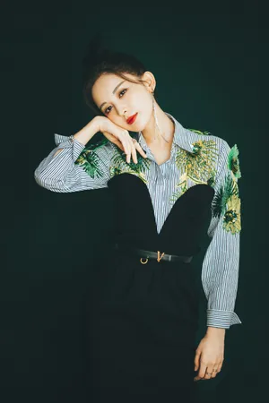 古力娜扎收腰连衣裙性感写真图片_2