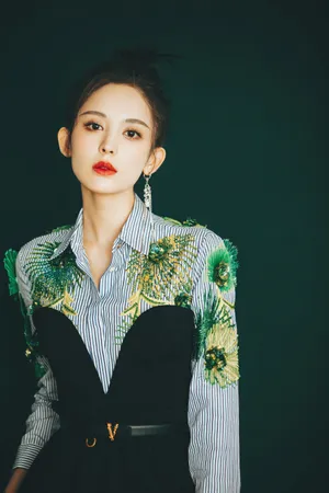 古力娜扎收腰连衣裙性感写真图片_3