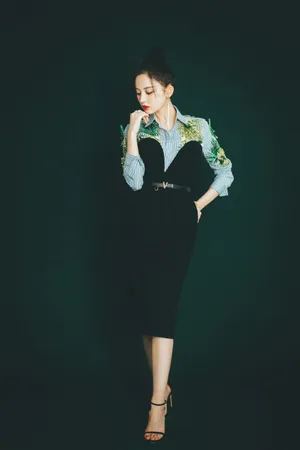 古力娜扎收腰连衣裙性感写真图片_6