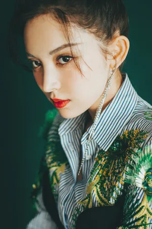 古力娜扎收腰连衣裙性感写真图片_8