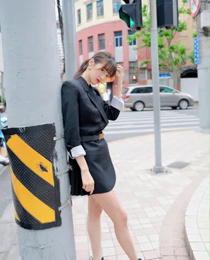 袁冰妍黑色西装裙甜酷街拍图片_3