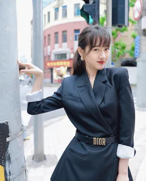 袁冰妍黑色西装裙甜酷街拍图片_4