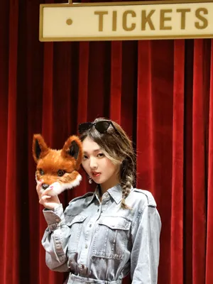 强东玥牛仔裙性感写真图片