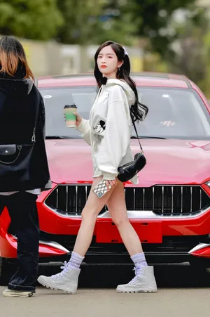 吴宣仪下衣失踪长腿甜美图片_3