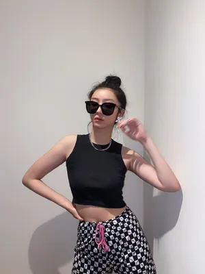 甜酷女孩赵小棠性感摆拍照图片_2
