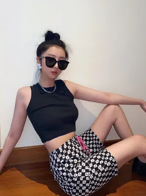 甜酷女孩赵小棠性感摆拍照图片_4