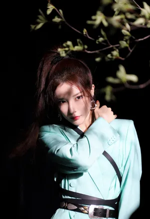 戴燕妮绝美侧颜写真图片