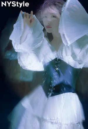 戴燕妮紫发性感写真图片