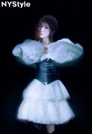 戴燕妮紫发性感写真图片