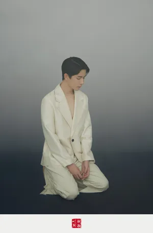 于朦胧温润西装写真图片第2张