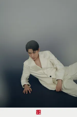 于朦胧温润西装写真图片第3张