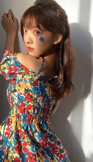 范薇碎花裙性感写真图片