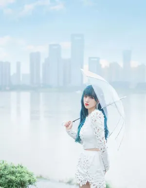 程潇浮雕镂空裙性感写真图片_2