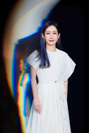 秦海璐白裙优雅性感写真图片_8
