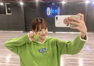 曾淑岩甜美自拍照图片_1
