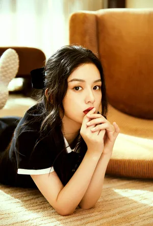 周也港风小黑裙性感写真图片第3张