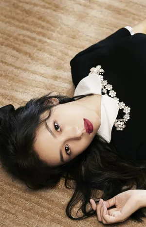 周也港风小黑裙性感写真图片第5张