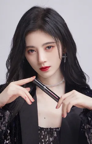 鞠婧祎酷飒甜美代言写真图片_3