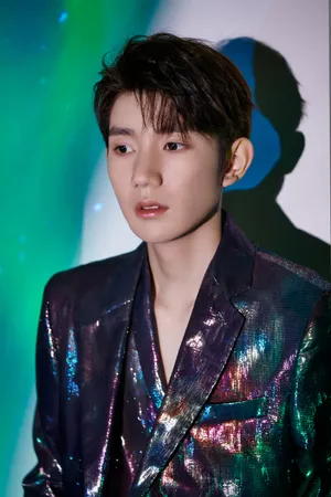 王源镭射外套帅气写真图片第7张