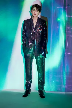 王源镭射外套帅气写真图片第8张