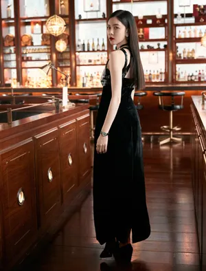 宋妍霏暗黑系长裙性感写真图片