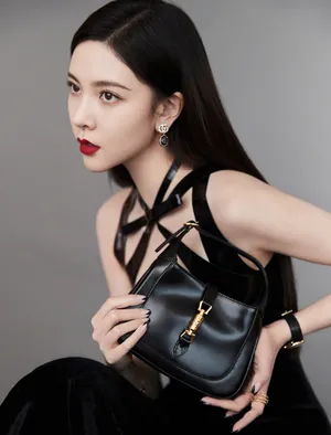 宋妍霏暗黑系长裙性感写真图片