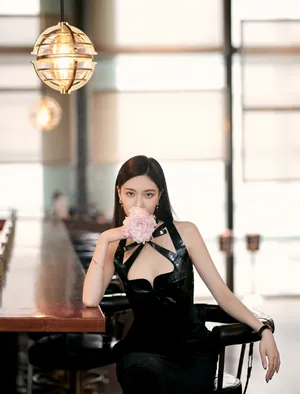宋妍霏暗黑系长裙性感写真图片_4