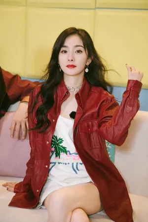 杨幂红色皮衣酷美写真图片_3