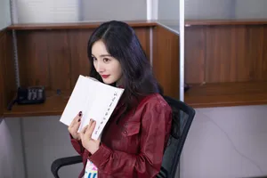 杨幂红色皮衣酷美写真图片_4