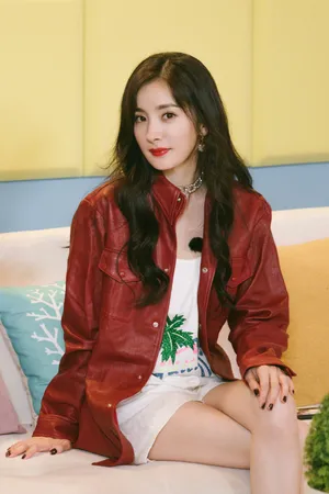 杨幂红色皮衣酷美写真图片_12