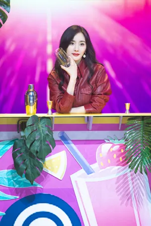 杨幂红色皮衣酷美写真图片_14