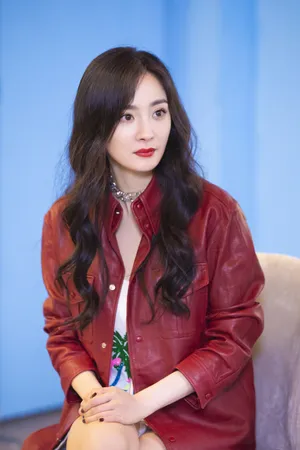 杨幂红色皮衣酷美写真图片_15