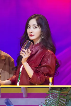 杨幂红色皮衣酷美写真图片第16张