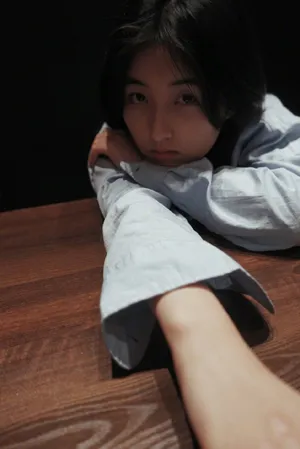 张子枫简约清新写真图片_4