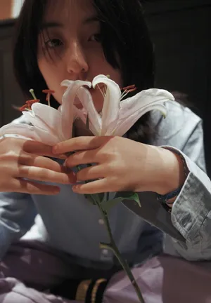张子枫简约清新写真图片_5