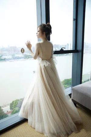 冯提莫露背裙性感写真图片_4