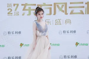 冯提莫白皮露背装活动照图片_3