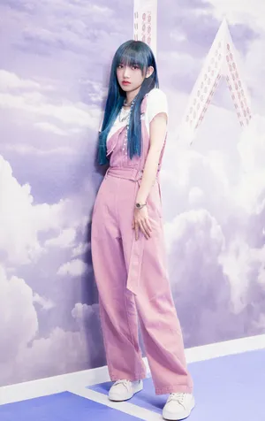 程潇粉色背带裤甜美写真图片