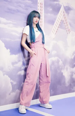 程潇粉色背带裤甜美写真图片