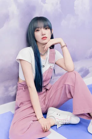程潇粉色背带裤甜美写真图片_6