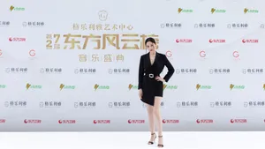 张靓颖黑色修身西装性感写真
