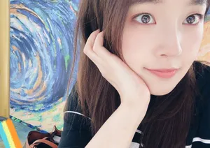张佳宁性感养眼自拍图片