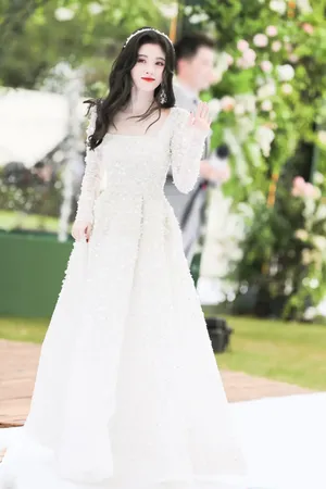 鞠婧祎纱裙仙气红毯照图片