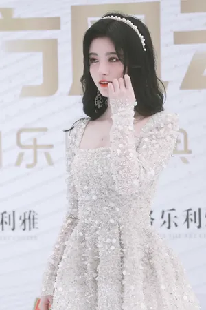鞠婧祎纱裙仙气红毯照图片