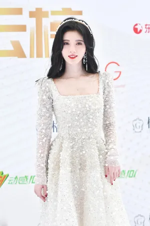 鞠婧祎纱裙仙气红毯照图片_2