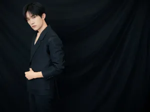 易烊千玺黑色西装儒雅写真图片_2