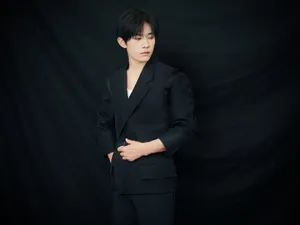 易烊千玺黑色西装儒雅写真图片_6