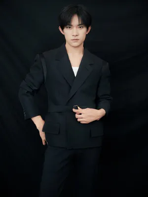 易烊千玺黑色西装儒雅写真图片_7