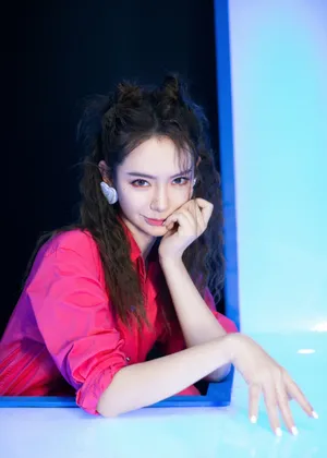 戚薇连体工装甜酷写真图片_2