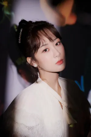杨紫蕾丝长裙灵动写真图片
